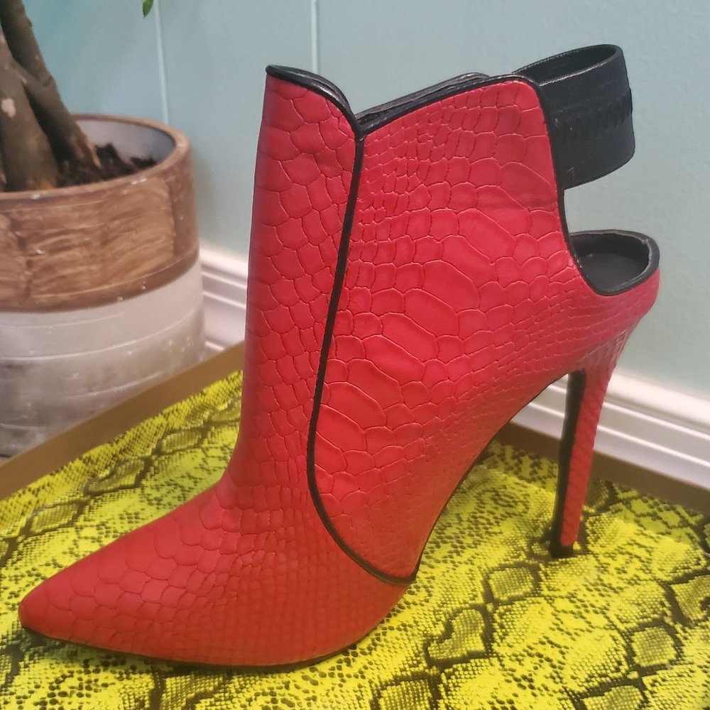 Paladora Booties by Privileged - Picture 8 of 13